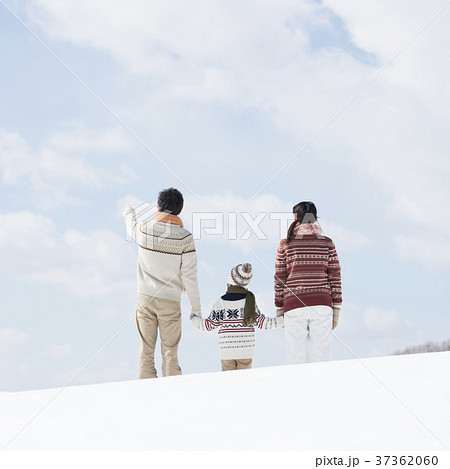雪原で手をつなぐ家族の後姿 雪原で手をつなぐ家族の後姿 37362060