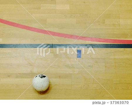 Red and black line and balll on hardwood floor Red and black line and balll on hardwood floor 37363070