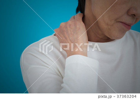 シニア 肩凝り シニア 肩凝り 37363204