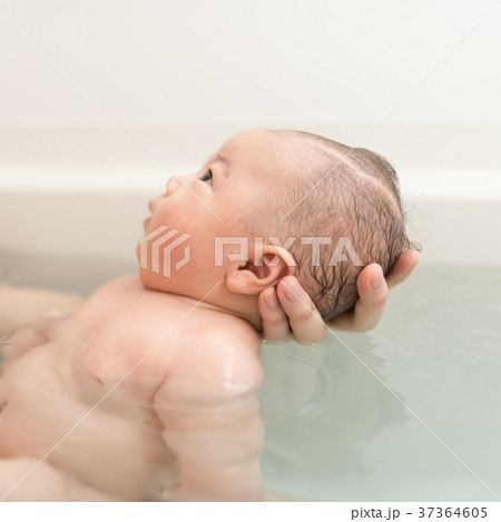 赤ちゃん入浴 ライフスタイルイメージフォト 赤ちゃん入浴 ライフスタイルイメージフォト 37364605