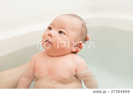 赤ちゃん入浴　ライフスタイルイメージフォト 37364609