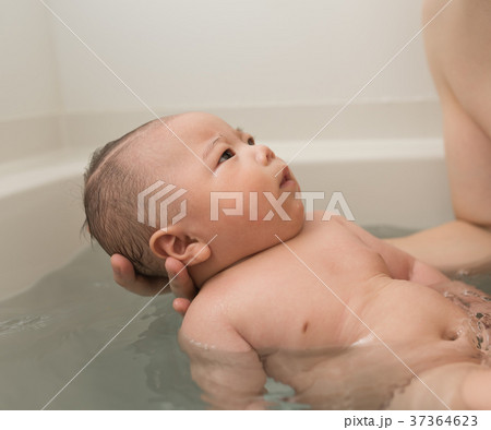 赤ちゃん入浴 ライフスタイルイメージフォト 赤ちゃん入浴 ライフスタイルイメージフォト 37364623