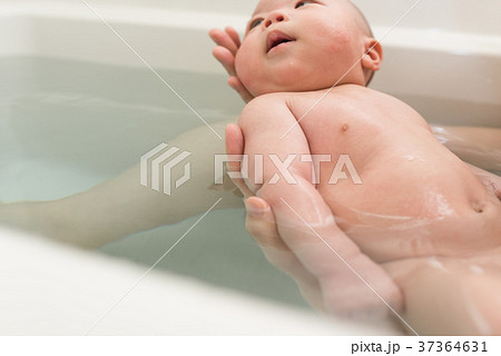 赤ちゃん入浴　ライフスタイルイメージフォト 37364631