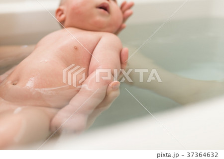 赤ちゃん入浴 ライフスタイルイメージフォト 赤ちゃん入浴 ライフスタイルイメージフォト 37364632