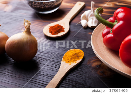 Close up on powder spices next to sweet red pepper 37365406
