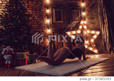 Sexy woman lying on the floor against the backdrop 37365503