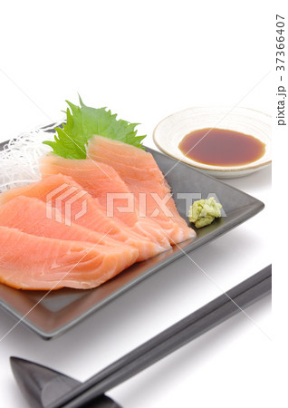 サーモンの刺身 37366407