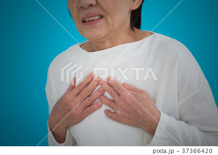 シニア　胸の痛み 37366420