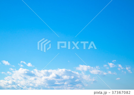 冬の空 秋の空 一般的な空と雲 白い雲と青い空 背景素材 コピースペース 文字スペース 冬の空 秋の空 一般的な空と雲 白い雲と青い空 背景素材 コピースペース 文字スペース 37367082