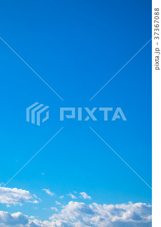 冬の空　秋の空　一般的な空と雲　白い雲と青い空　背景素材　コピースペース　文字スペース 37367088