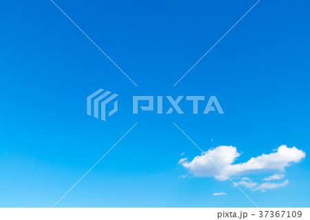 冬の空 秋の空 一般的な空と雲 白い雲と青い空 背景素材 コピースペース 文字スペース 冬の空 秋の空 一般的な空と雲 白い雲と青い空 背景素材 コピースペース 文字スペース 37367109
