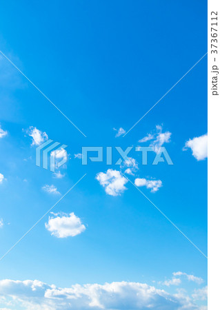 冬の空 秋の空 一般的な空と雲 白い雲と青い空 背景素材 コピースペース 文字スペース 冬の空 秋の空 一般的な空と雲 白い雲と青い空 背景素材 コピースペース 文字スペース 37367112