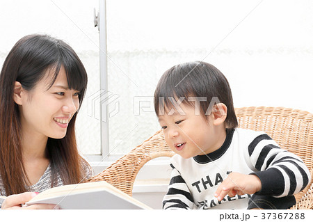 絵本を読む幼児と女性 37367288