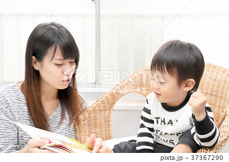 絵本を読む幼児と女性 絵本を読む幼児と女性 37367290