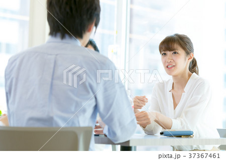 休憩をする会社員 男性社員 女性社員 オフィスカジュアル 私服 中堅社員 ビジネスイメージの写真素材