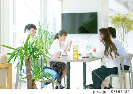 休憩をする会社員　男性社員　女性社員　オフィスカジュアル　私服　中堅社員　ビジネスイメージ 37367484