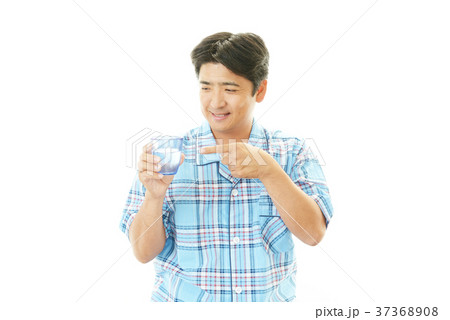 お水を飲む男性 37368908