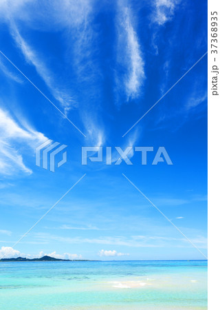 沖縄の美しい海とさわやかな空 沖縄の美しい海とさわやかな空 37368935