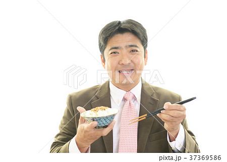 ご飯を食べる男性 ご飯を食べる男性 37369586