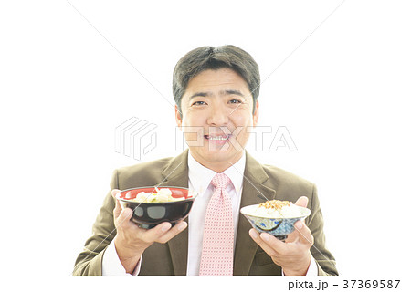 食事を楽しむ男性 37369587