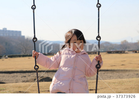 冬の外遊び　3歳の女の子 37373926