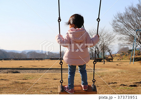 冬の外遊び 3歳の女の子 後ろ姿 の写真素材