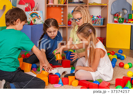 children building blocks