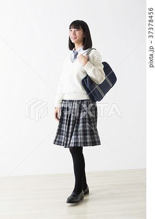 スクールバッグを持つ女子高生の写真素材