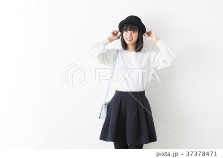帽子をかぶった女の子 帽子をかぶった女の子 37378471