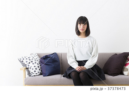 座る女の子 座る女の子 37378473