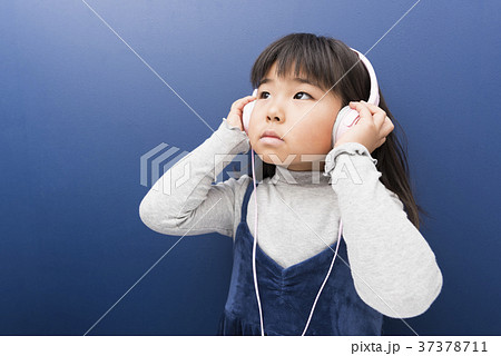 ヘッドフォンで音楽を聴く女の子 ヘッドフォンで音楽を聴く女の子 37378711