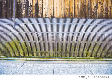 京都 木造住宅の犬矢来の写真素材