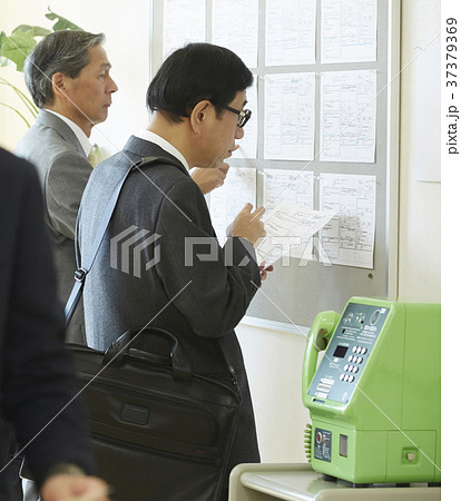 雇用を探すシニア男性　就活 37379369