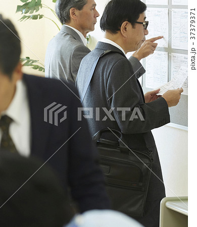 雇用を探すシニア男性　就活 37379371