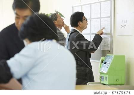 雇用を探すシニア男性　就活 37379373