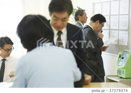 雇用を探すシニア男性　就活 37379374