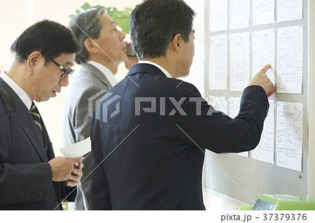 雇用を探すシニア男性　就活 37379376