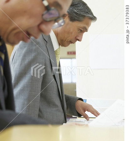 雇用を探すシニア男性　就活 37379383