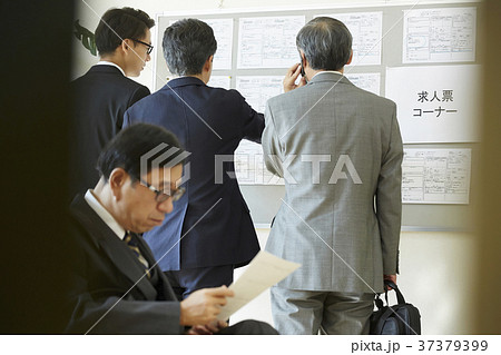 雇用を探すシニア男性 就活 雇用を探すシニア男性 就活 37379399