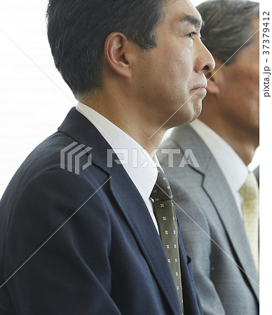 面接を受けるシニア男性 37379412