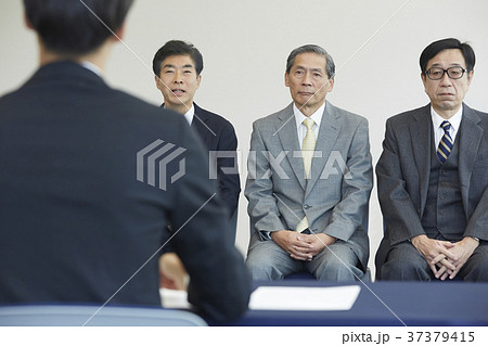 面接を受けるシニア男性 37379415