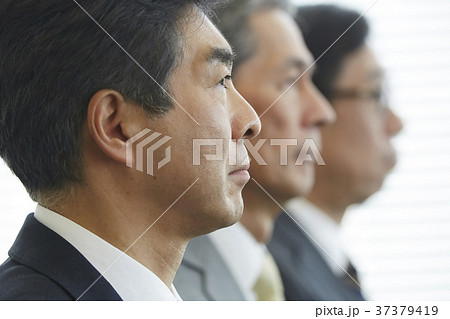 面接を受けるシニア男性 37379419