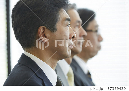 面接を受けるシニア男性 37379429