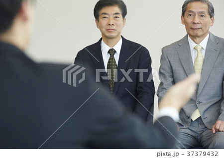 面接を受けるシニア男性 面接を受けるシニア男性 37379432