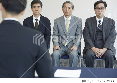面接を受けるシニア男性 37379433