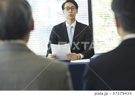 ビジネス　面接　男性 37379434