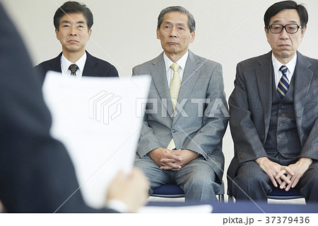 面接を受けるシニア男性 37379436