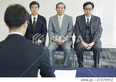 面接を受けるシニア男性 37379442