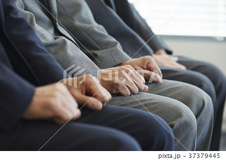 面接を受けるシニア 面接を受けるシニア 37379445