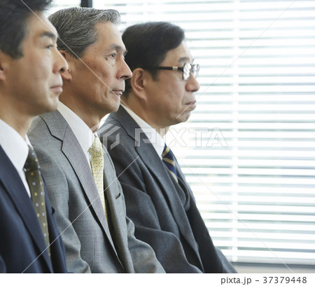 面接を受けるシニア男性 37379448